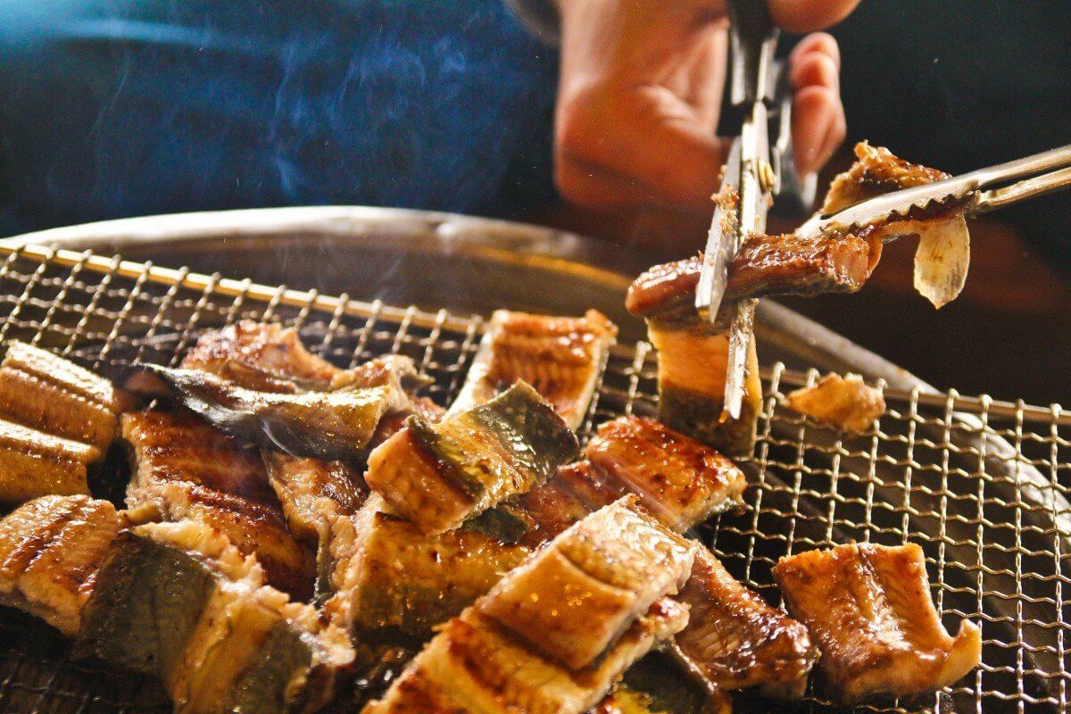 KOU - Korean people use scissors for a barbecue? That's