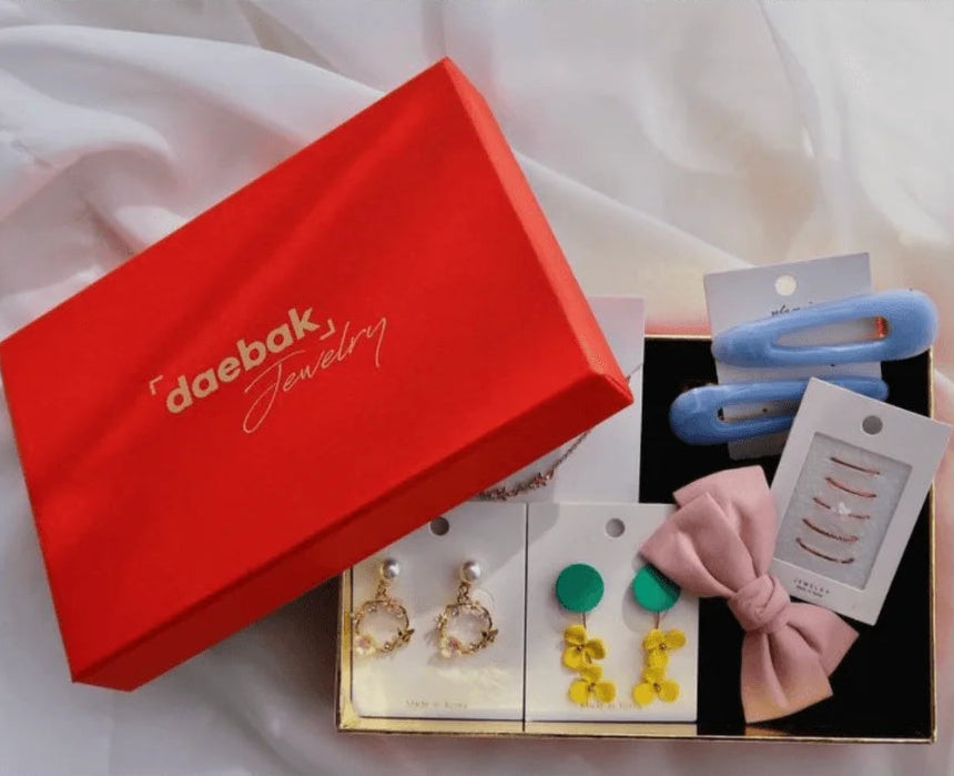 daebak Jewelry Box featuring elegant Korean-inspired rings, earrings, and necklaces displayed in a stylish gift box.
