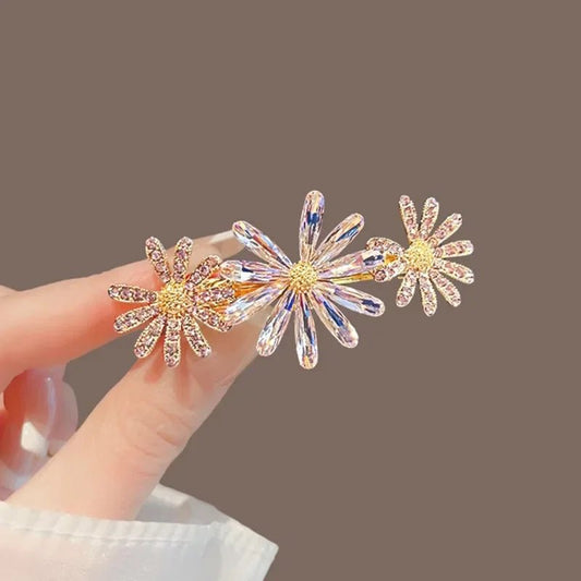 Korean Style Crystal Daisy Flower Hair Clip Spring Clip High-end Women's Back of Head Half-tied Hairpin Alloy Hair Accessories - Daebak