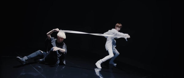 تصميم الرقصات K-pop رهيبة مع الدعائم