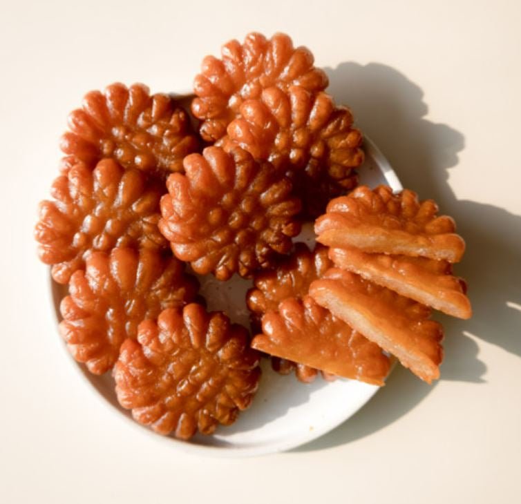 Best Korean Tea and Snack Combinations: Pairing Yakgwa, Dasik, and More - Daebak