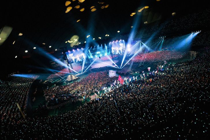 How to Survive Your First K-Pop Concert: Lightsticks, Fanchants, Etiquette - Daebak