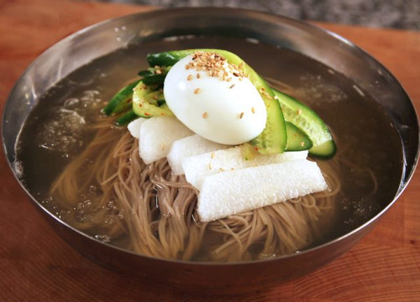 韓国の夏の味覚: 完璧な夏の食事の伝統的なレシピ
