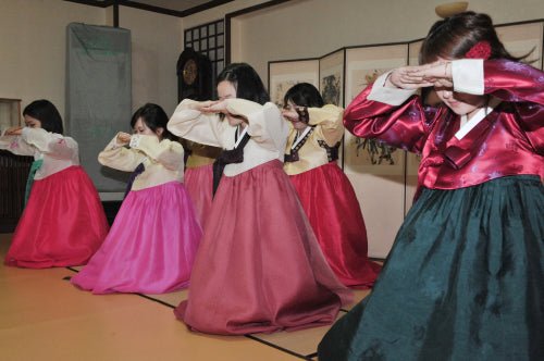 South Korean Etiquette: The Art of Bowing in Modern Korea - Daebak