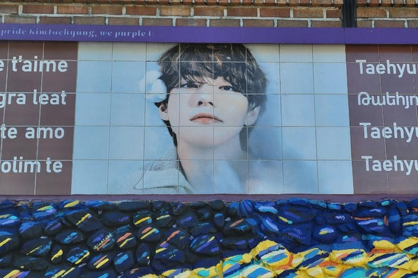 Machen Sie einen Spaziergang entlang der BTS V Mural Street in Daegu: Eine perfekte lila Kunst