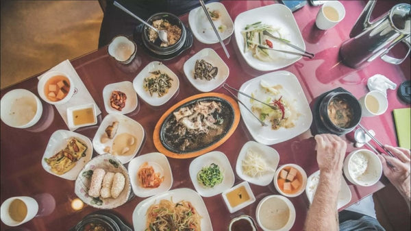 تجربة تناول الطعام الكورية: ما يجب أن تعرفه قبل الحفر