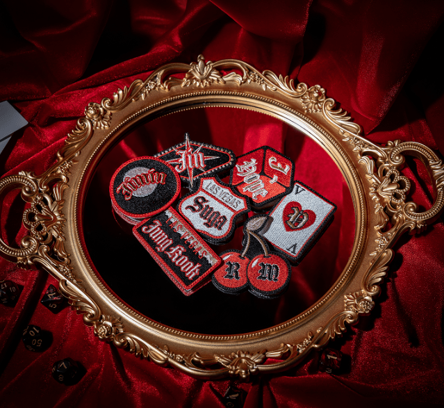 BTS - ARIRANG World Tour Exclusive Merch (Wappen Sticker / Image Picket / Las Vegas Pin Badge) - Daebak