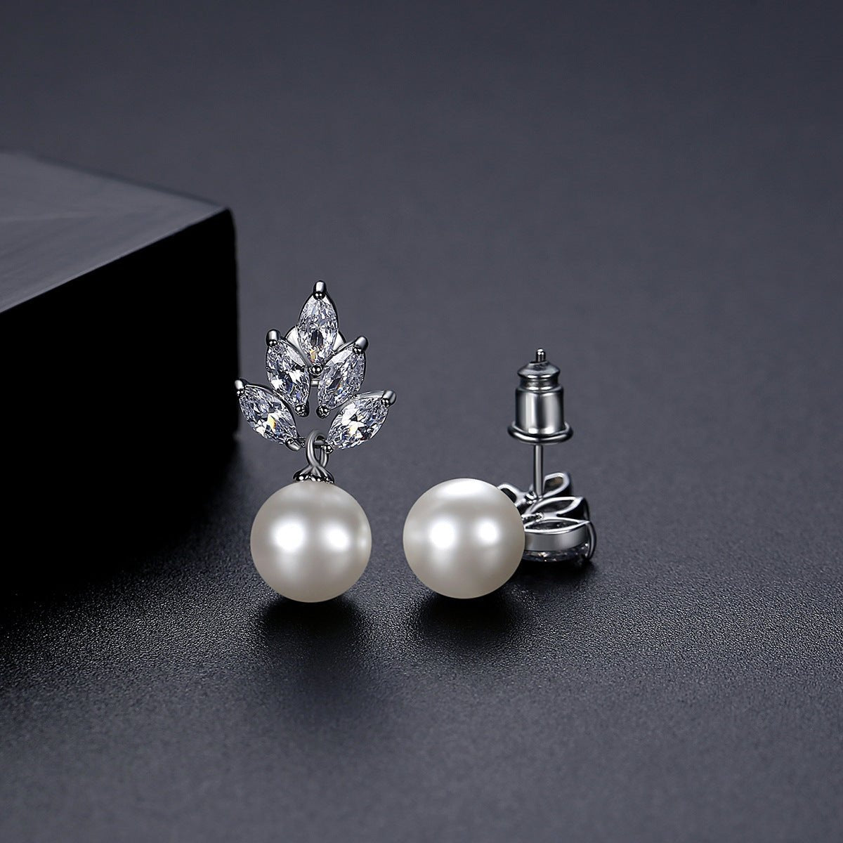 Horse Eye Copper Inlaid Zircon Shell Earrings - Daebak