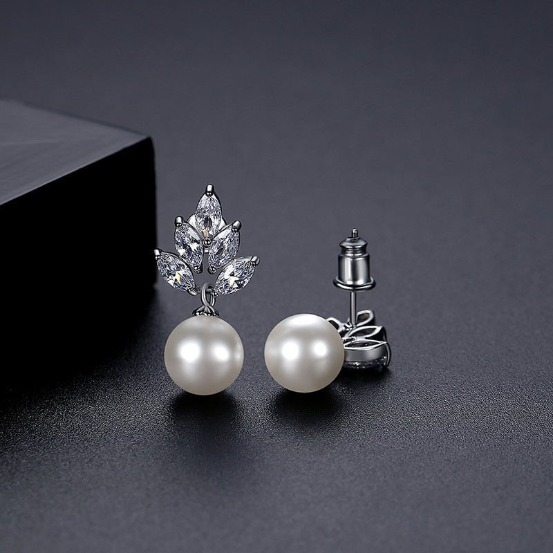 Horse Eye Copper Inlaid Zircon Shell Earrings - Daebak