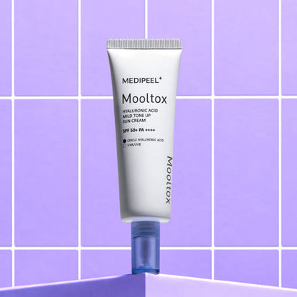 Protetor solar com efeito iluminador suave Hyaluronic Acid Layer Mooltox da MEDIPEEL FPS 50+PA++++ 50g