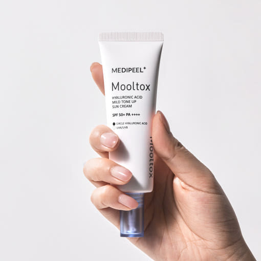 Protetor solar com efeito iluminador suave Hyaluronic Acid Layer Mooltox da MEDIPEEL FPS 50+PA++++ 50g